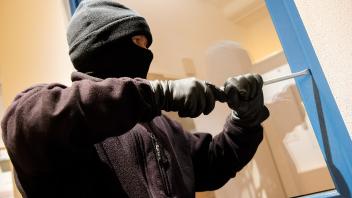 Einbrecher knacken Tresor in Mehrfamilienhaus
