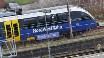 Eine Nordwestbahn steht im Hauptbahnhof Osnabrück..