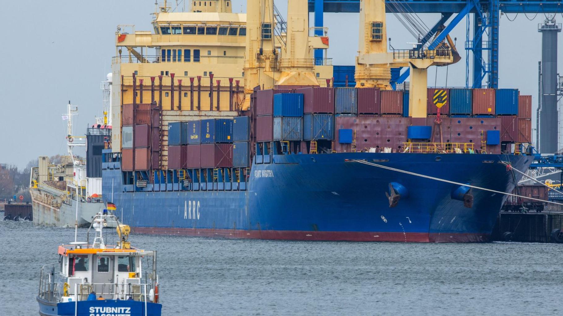 Festgesetzter Frachter in Rostock: Ermittlungen gegen Kapitän