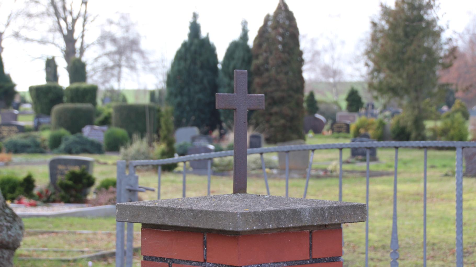 Der Friedhof in Schwaan braucht eine neue Namensstele