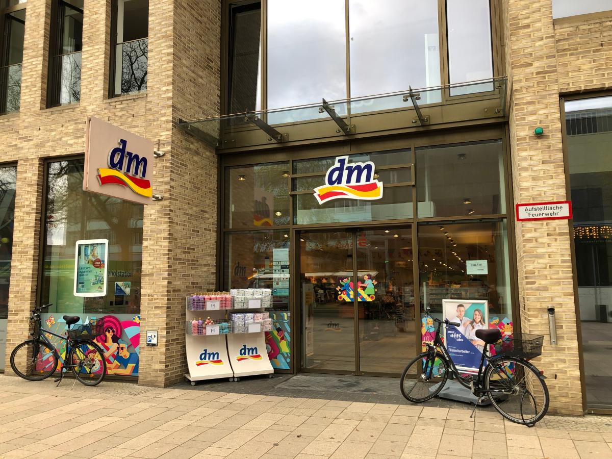 dm-Markt in Pinneberg: Jugendlicher bedroht Verkäuferin
