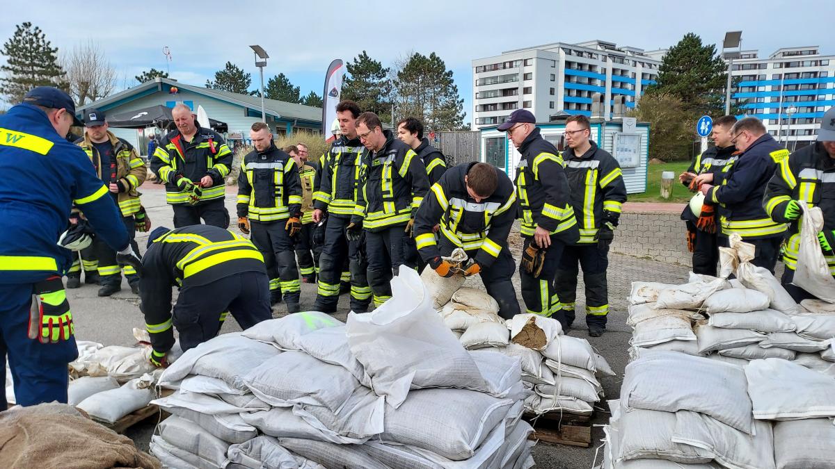 Nach Der Sturmflut: Feuerwehren Proben In Damp Den Ernstfall | SHZ