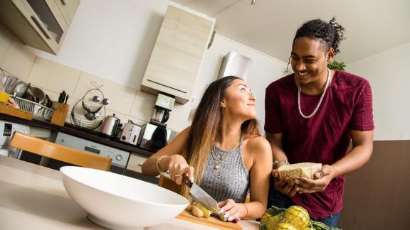 Kennenlernen mal anders: Gemeinsam kochen beim ersten Date | NOZ