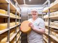 Malina Michalscheck bei der Käseproduktion  auf James Farm in Hörup.