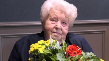 100 Jahre alt ist Edith Lanäus seit diesem Wochenende. Für sie und ihre Familie natürlich ein Grund zum Feiern. Aber auch zur Rückschau auf ein bewegtes Leben. Ein Leben, in dem die Familiengeschichte eng verwoben ist mit dem Schicksal eines ganzen Landes.