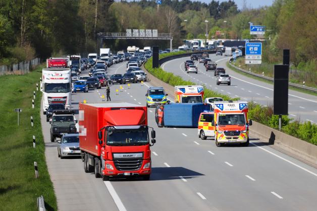 Unfall Auf Der A7 Bei Quickborn: Kleintransporter Kippt Um | SHZ