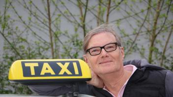 Als Taxifahrer hat der an Krebs erkrankte Jürgen Carstensen seine Berufung gefunden und zur Lebensfreude zurückgefunden.