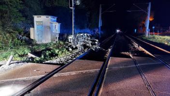 Ein Zug ist in Ibbenbüren im Kreis Steinfurt mit einem auf den Gleisen festgefahrenen Auto kollidiert.