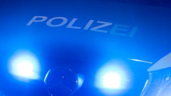 Polizeiwagen im Einsatz *** Police car in action Nordrhein-Westfalen Deutschland, Germany GMS11194