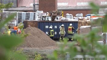 Ein 26-jähriger Mann ist in einer Ziegelei in Hagen von Stahlträgern eingeklemmt worden.