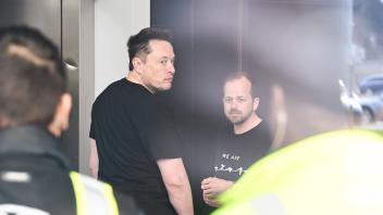 Tesla-Chef Musk in der Gigafactory in Grünheide: Beim US-Autobauer fallen weltweit Jobs weg.