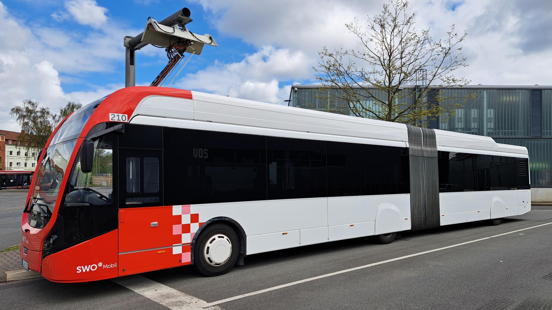 Plötzlich schneeweiß: Osnabrücker E-Busse bekommen nach fünf Jahren ein neues Design
