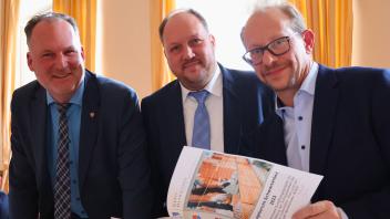 Freuen sich über die positive Jahresbilanz der gemeinsamen Ermittlungsgruppe gegen Schwarzarbeit: (von links) die Landräte Björn Demmin (Plön) und Timo Gaarz (Ostholstein) sowie Oberbürgermeister Tobias Bergmann (Neumünster).