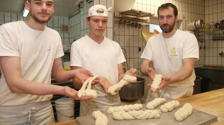 Bei der Butterzopf-Produktion: die Lehrlinge Leon Münster (19 Jahre) und Leon Florschütz (16) mit Bäckermeister Henrik Niemöller (von links).
