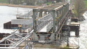 Geöffnete Schiebebrücke: Die Inbetriebnahme war für 2025 geplant, wird sich nun aber weiter verschieben.