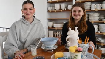 Die Schwestern Antonia (20) und Emilia Zieglgänsberger (18) sind Mitarbeiterinnen von Sylt Keramik.
