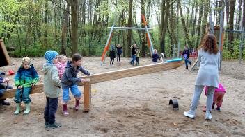 Die Kinder nehmen den erneuerten Spielplatz am Caritashaus St. Walburg in Plön begeistert an.
