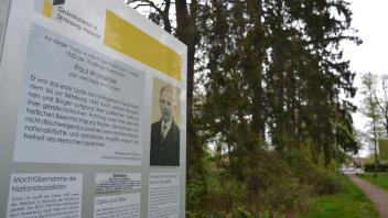 Eine Erinnerungsstele gedenkt im Birkenwäldchen Paul Warnecke, dem ersten Opfer des Nationalsozialismus in Quickborn. Ein Antrag der Grünen sieht vor, das gesamte Gebiet in den „Paul-Warnecke-Platz“ umzubenennen.