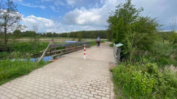Die so genannte Brücke Gehlengraben verbindet den Auweidenweg und den Egenbüttelweg.