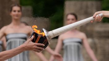 Das olympische Feuer wird in Olympia entzündet