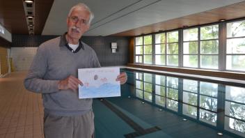 Heinz-Martin Timm mit der Zeichnung eines Grundschulkinds, das die Bedeutung des Ellerbeker Schwimmbads unterstreicht. Um das Lehrschwimmbecken zu erhalten, will der CDU-Politiker eine Treuhandstiftung ins Leben rufen.