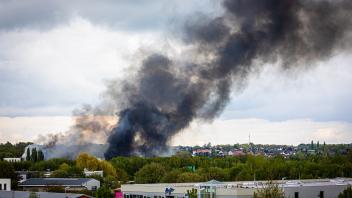 Im Braunschweiger Industriegebiet hat es bei einem Großbrand mehrere Explosionen gegeben.