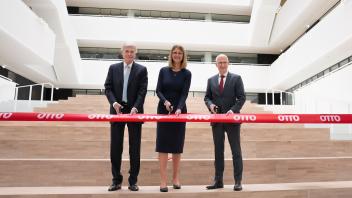 Ein Trio zur offiziellen Eröffnung der neuen Otto-Zentrale: Michael Otto (links), Katy Roewer und Peter Tschentscher. 