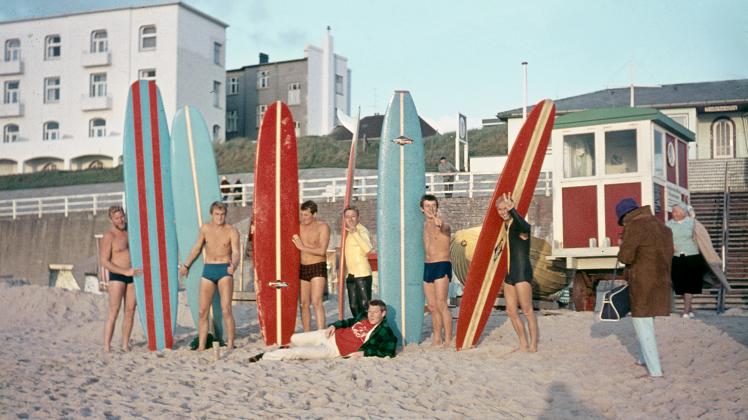 Board-Parade am Westerländer Strand 1966. Im selben Jahr gründete Uwe Behrens den Surf Club Sylt.