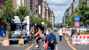 Radfahrer und Fußgänger in Berlin auf autofreier Friedrichstraße