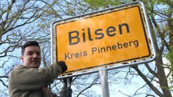 Bilsen Ortsschild Hohenhorster Weg Peter Reumann Gemeindearbeiter17.04.2024 Foto: Michael Bunk (mbu/BAZ)