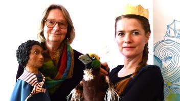 Bestseller-Kinderbuchautoron Kirsten Boie (li.) mit Puppenspielerin Jeanette Luft bei der Vorstellung von „Der Hoffnungsvogel“ in Bad Oldesloe.