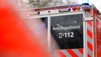 Ein Rettungswagen mit Notarzt steht in der Kölner Südstadt auf einem Rettungseinsatz. (Themenbild, Symbolbild). Köln, 18