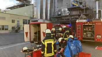 Einsatzbereit: Feuerwehrleute in Chemikalien-Schutzanzügen auf dem Gelände von UPM Nordland Papier in Dörpen.