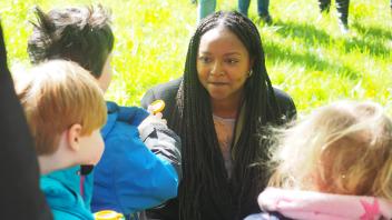 Die Kinder der „Buchenbande“ zeigte Sozialministerin Aminata Touré Insekten in Lupengläsern.