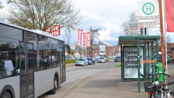 Nach Zeugenaussagen gab es eine Rangelei zwischen drei Männern, wie die Polizei am Mittwoch mitteilte. Der Vorfall soll sich an einer Bushaltestelle in Schenefeld ereignet haben.