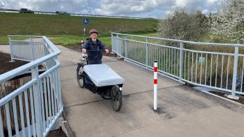 Bodo Schnoor vom Radfahrer-Club ADFC testet die neue Brücke über die Mühlenau – und hat gleich einen Verbesserungsvorschlag. 