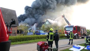 Feuerwehrleute versuchten, das angrenzende Wohnhaus zu retten. 