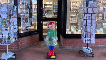Die Anfang April gestohlene Pixi-Figur samt Kinderbücher steht wieder an seinem rechtmäßigen Platz – vor der Buchhandlung in Wahlstedt.