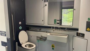 Die neuen Toilettenräume der Erixx Akkuzüge sind modern, groß und barrierefrei. Zum Ärger vieler Fahrgäste lassen sich allerdings die Türen in einigen der neuen Züge nicht schließen. 