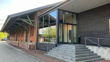 „Das Haus schreit nach Veranstaltungen“, sagt Stadtratsmitglied Marion Terhalle (FDP) über den Güterbahnhof Papenburg.