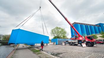 Anlieferung Aufstellung Container Wochenmarkt Buttermarkt Südufer Hafen Kühl Kran Köllnflocken KöllnwerkeFoto Morten Boysen Stadt Elmshorn 2024