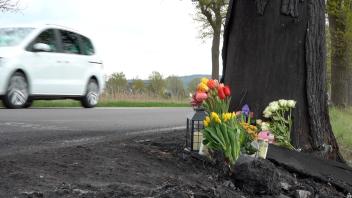 Blumen und Kerzen liegen am Tag nach dem Unfall auf der Mindener Straße in Bissendorf an der Unfallstelle.