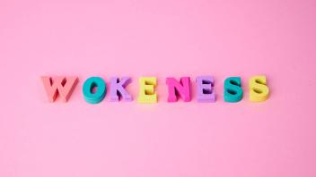 Das Wort Wokeness wurde aus bunten Buchstaben geschrieben. 
