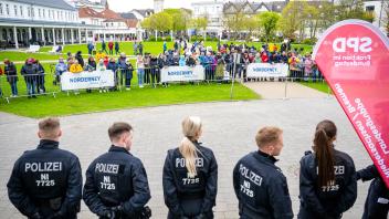 Norderney: Einsatzkräfte der Polizei sichern das Conversationshaus, in dem die Frühjahrstagung der SPD-Landesgruppen stattfindet. 