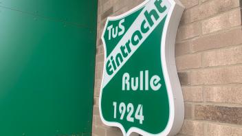Das Wappen am Vereinsheim zeigt: Der TuS Eitracht Rulle wurde im Jahre 1924 gegründet.