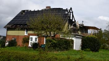 Ein Wohnhaus im Bredenbeker Ortsteil Kronsburg-Glinde wurde bei einem Feuer stark beschädigt.