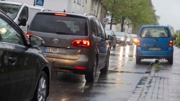 Der Verkehr staut sich. Immer mal wieder halten PKW auf dem Schutzstreifen für Radfahrer und dem Gehweg. Die Situation für Fahrradfahrer und Fußgänger wird immer gefährlicher.