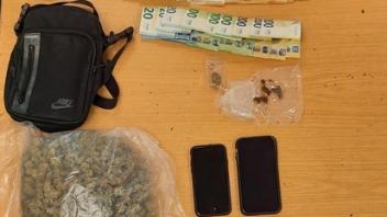 Mehr als 500 Gramm Cannabisblüten, reichlich Bargeld und Handys: Hat die Polizei am Bahnhof einen Drogendealer erwischt?