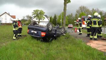Bei einem Autounfall in Dissen sind am Freitagnachmittag zwei Personen leicht verletzt worden.