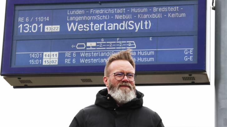 11.04.2024, Heide. Zugfahrt mit Verkehrsminister Madsen von Heide nach Westerland --- Foto STAUDT